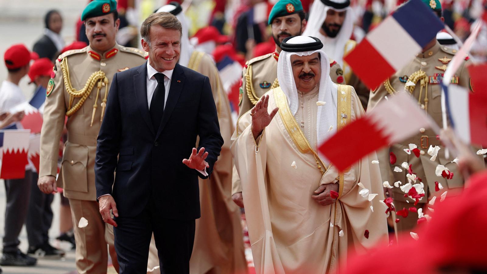 El rey de Baréin, Hamad bin Isa Al Khalifa, recibe al presidente francés, Emmanuel Macron, a su llegada a la base aérea de Sakhir, en Manama, Baréin, este martes.