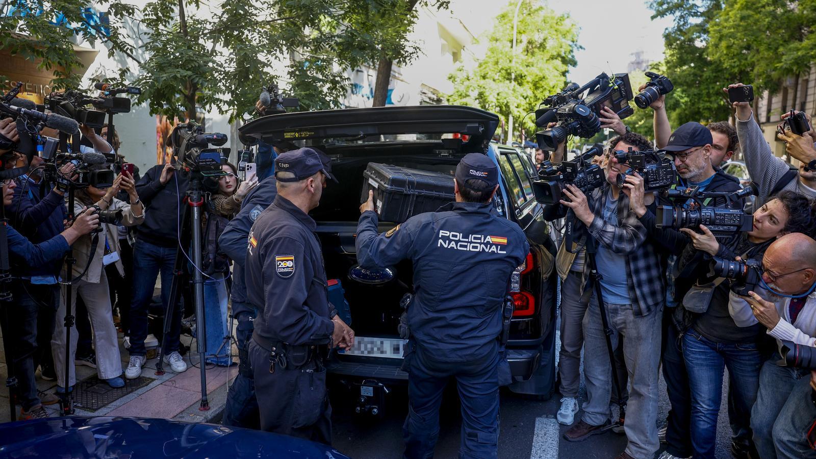 Agentes de la Policía Nacional durante el registro en la oficina del expresidente del gobierno español, José Luis Rodríguez Zapatero, en Madrid, investigado por la Audiencia Nacional.