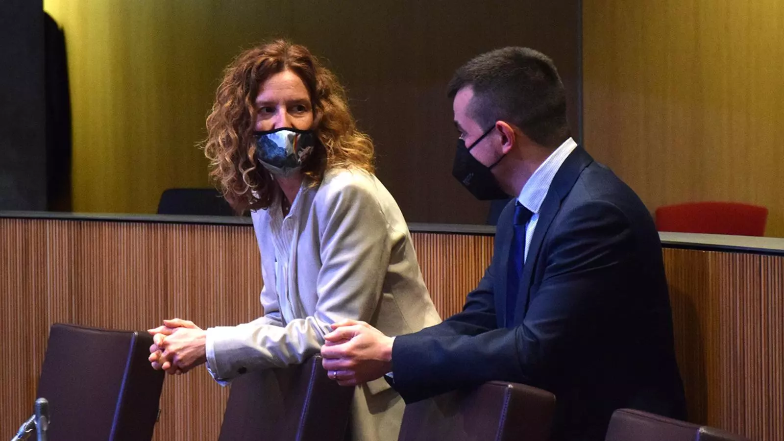 La ministra de Medi Ambient, Agricultura i Sostenibilitat, Sílvia Calvó, amb el conseller de Terceravia+UL+Independents Oliver Alís.