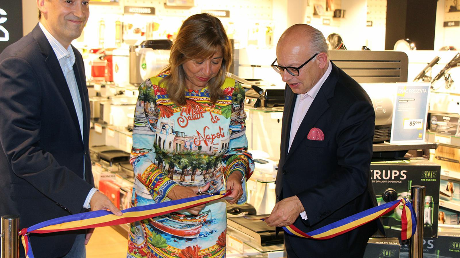 El director d'Explotació i Operacions de la companyia Fnac a Espanya, David Ordiales, la cònsol major d'Andorra la Vella, Conxita Marsol i el president del Grup Pyrénées, Patrick Pérez durant el tall de la cinta que ha servit per a inaugurar el nou espai. / B. N.