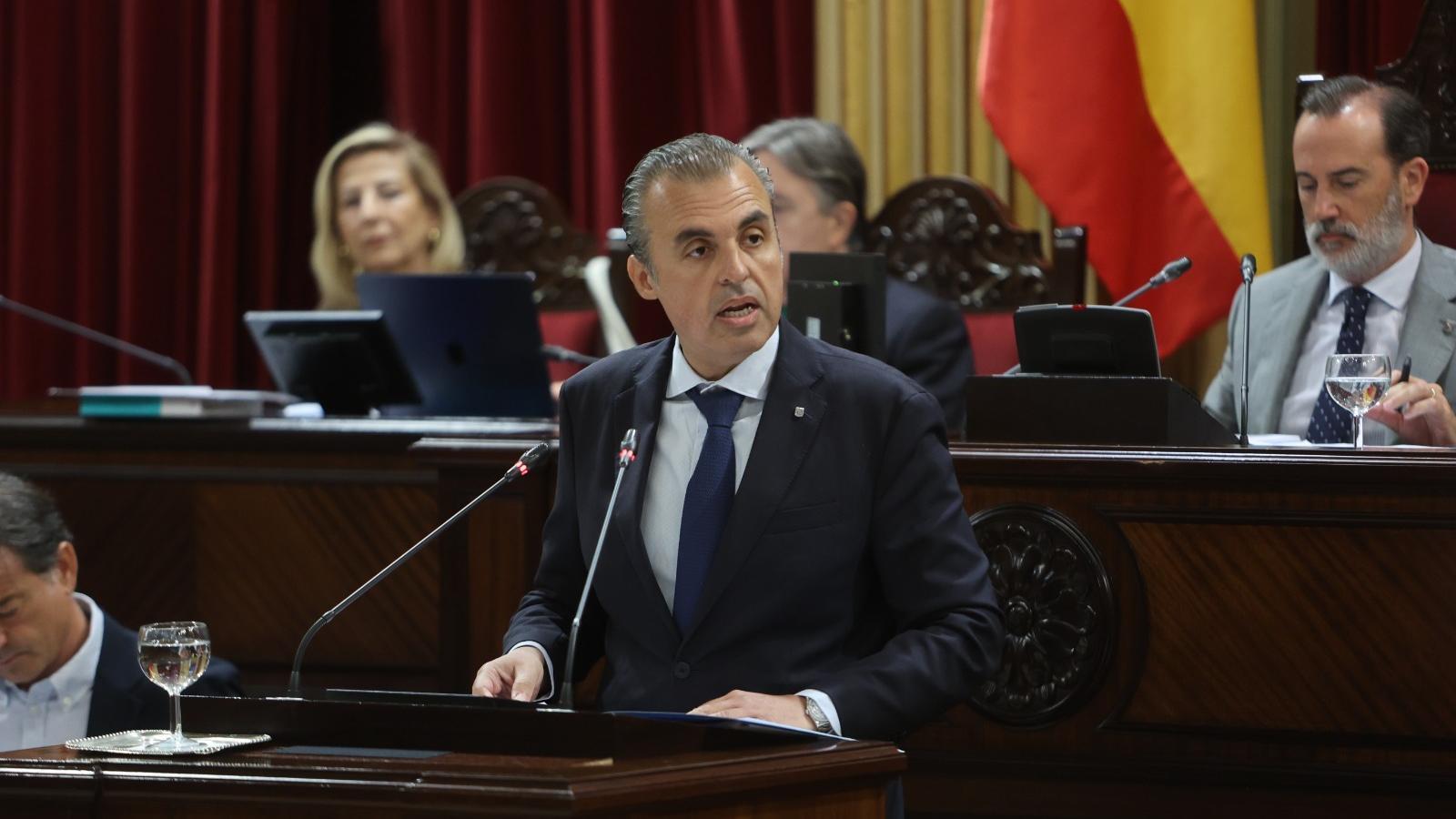El conseller de Educació, Antoni Vera, en el pleno de este martes.