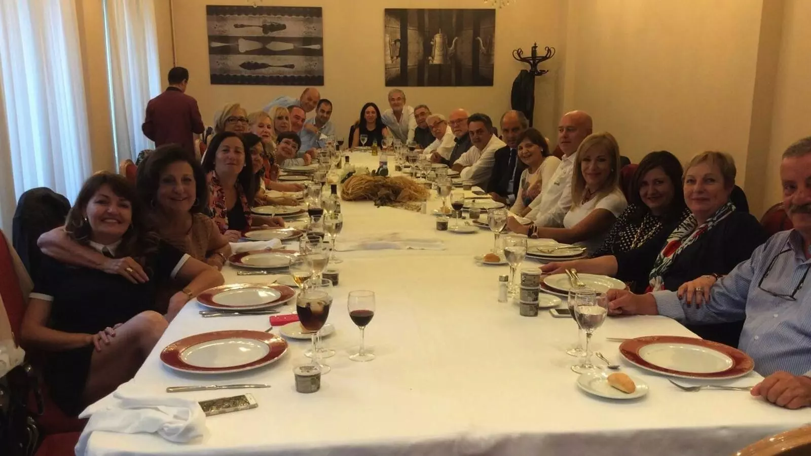 Isabel Bonig va seure junt a Francisco Camps, qui amb freqüència es reuneix a dinar amb antics diputats i col·laboradors dels seus governs.