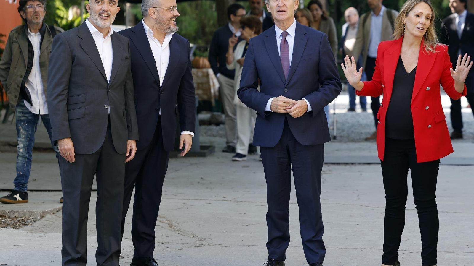 El líder del PP, Alberto Núñez Feijóo, junto a Alejandro Fernández, Daniel Sirera y Alma Ezcurra este martes en Barcelona