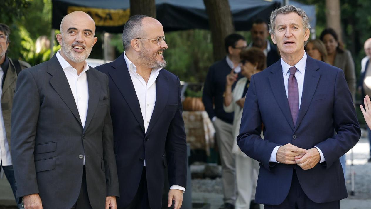 El líder del PP, Alberto Núñez Feijóo, junto a Alejandro Fernández, Daniel Sirera y Alma Ezcurra este martes en Barcelona