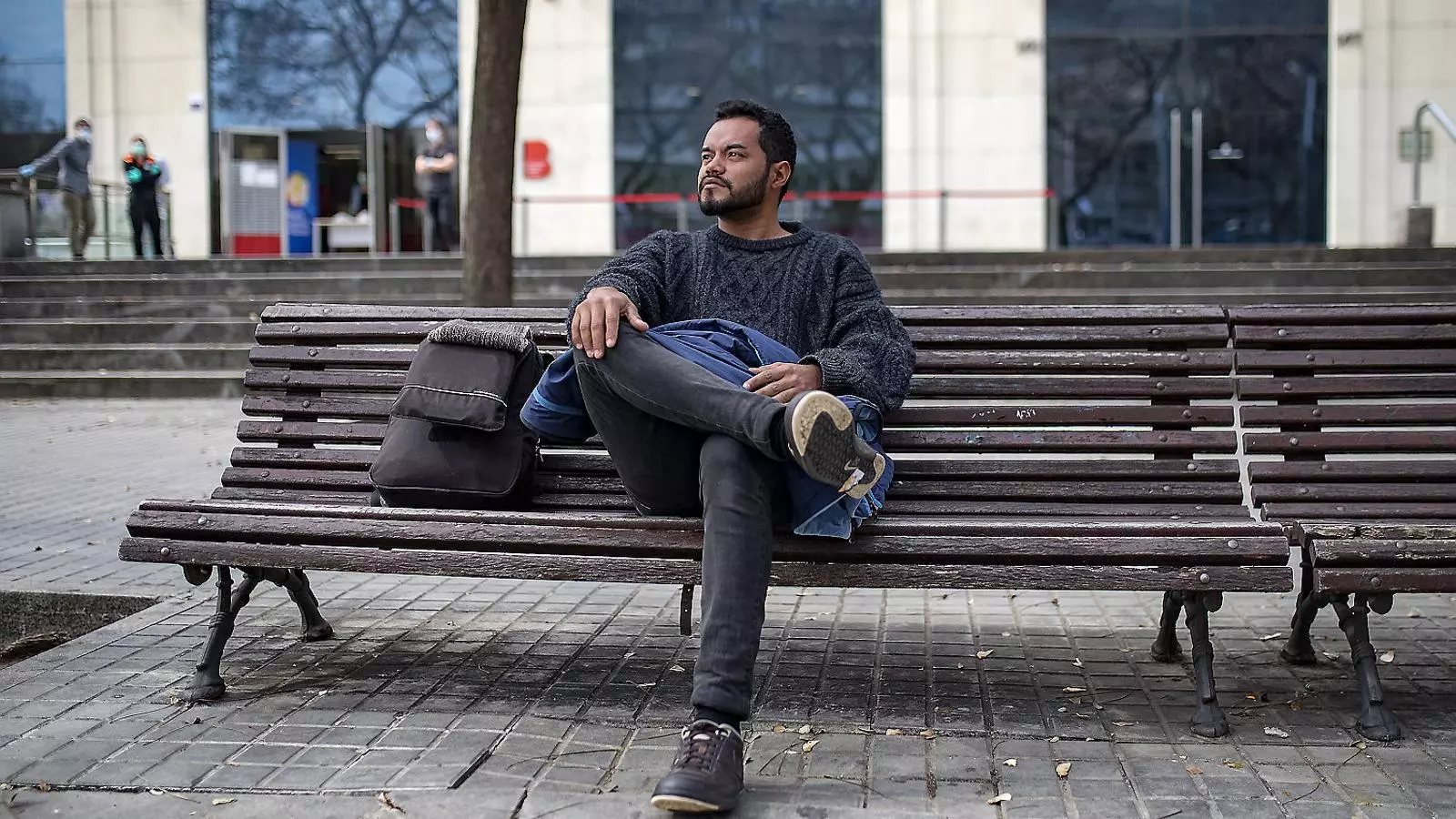 La crisi per a la gent sense papers: de feines informals a demanar menjar