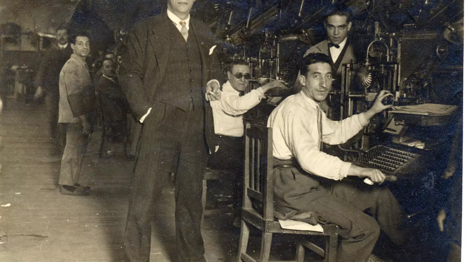 Manuel Chaves Nogales, el 1934, amb els linotipistes del diari 'Heraldo de Madrid'