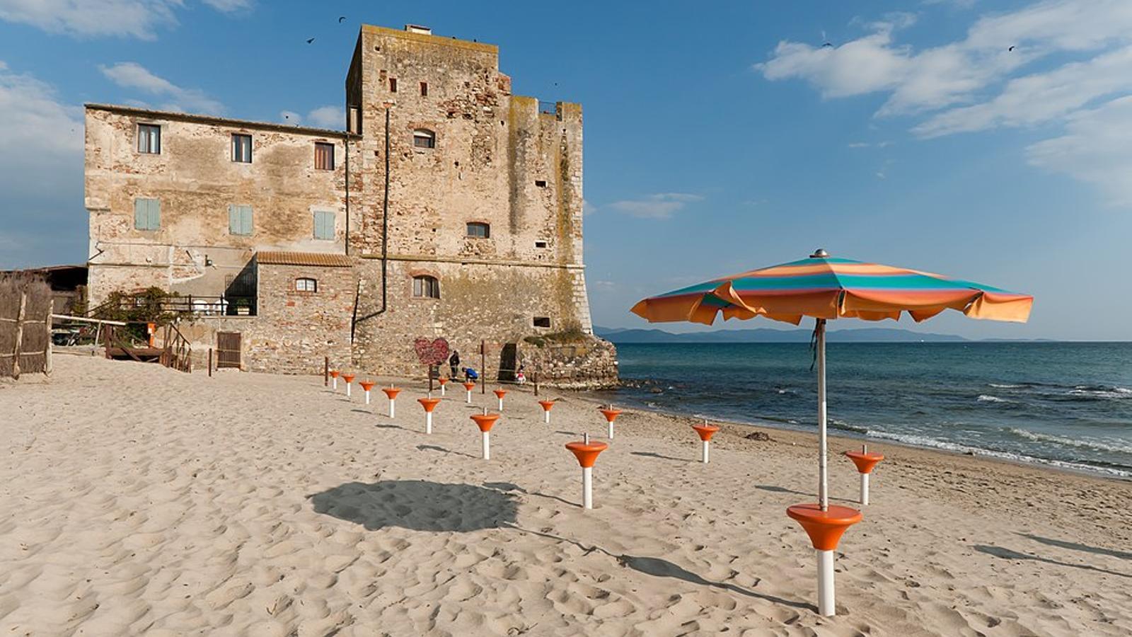 Una playa en la Toscana italiana, escenario del libro de Sandro Veronesi