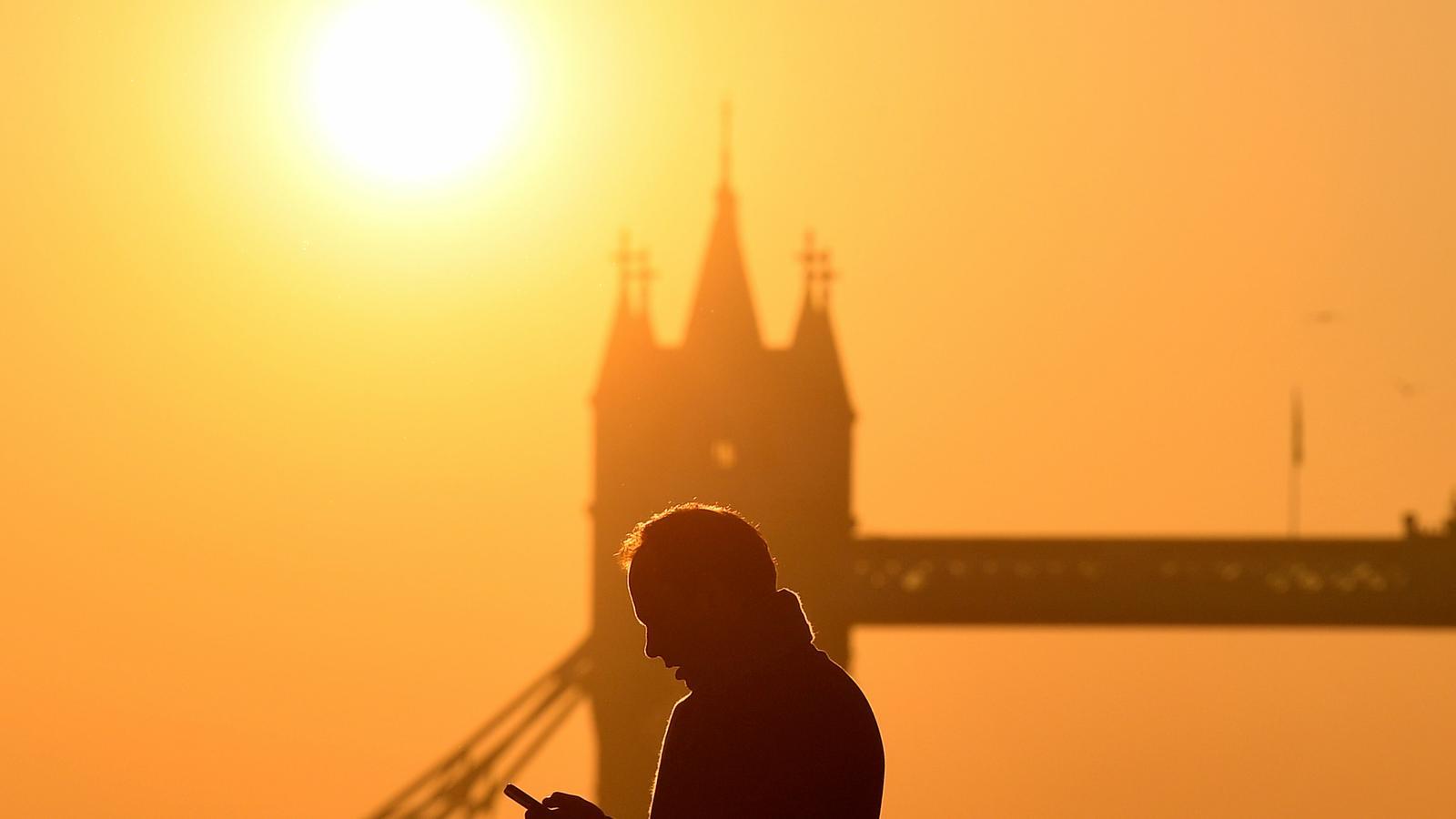 El Pont de la Torre de Londres sota un sol calent avui REUTERS/Toby Melville