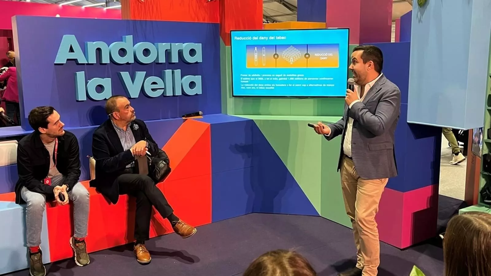 Àlex Tarragó i Felip Gallardo atenen la intervenció del country manager de PMI, Bernabé Solsona.