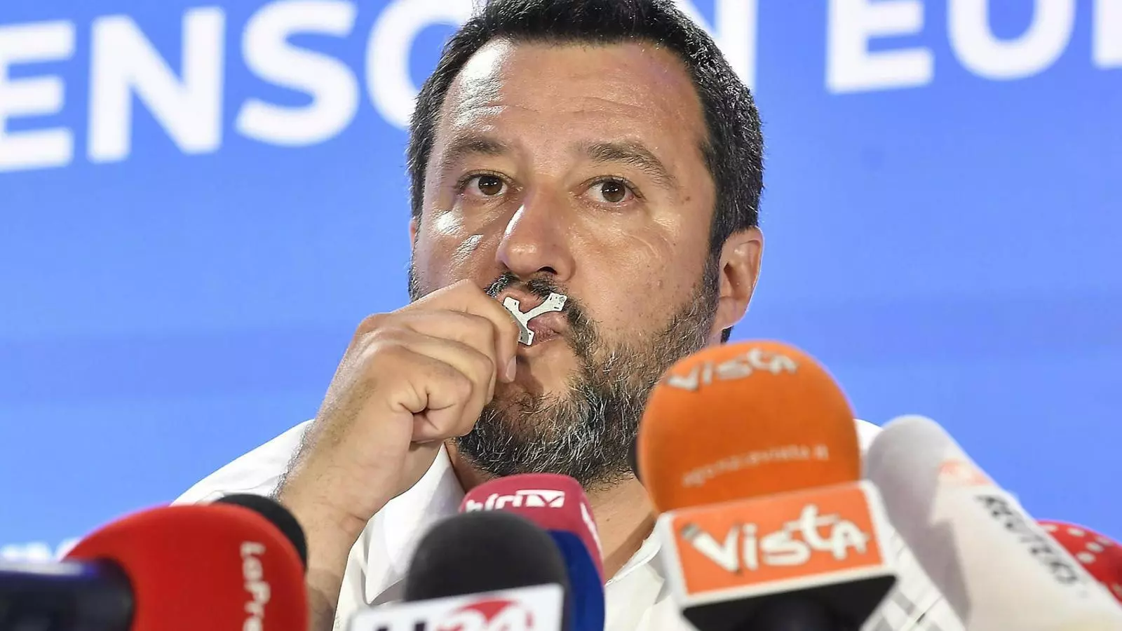 El líder ultra Matteo Salvini besant un crucifix en una roda de premsa diumenge a Milà.