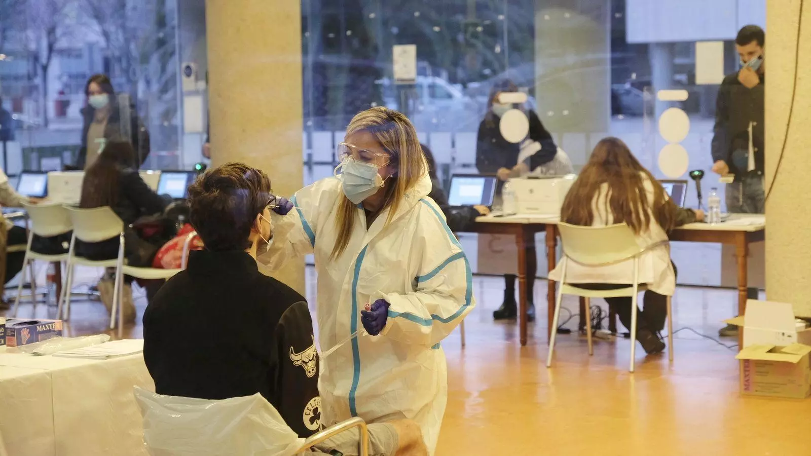 Personal sanitario fen pruebas de detección del coronavirus en una imagen de archivo