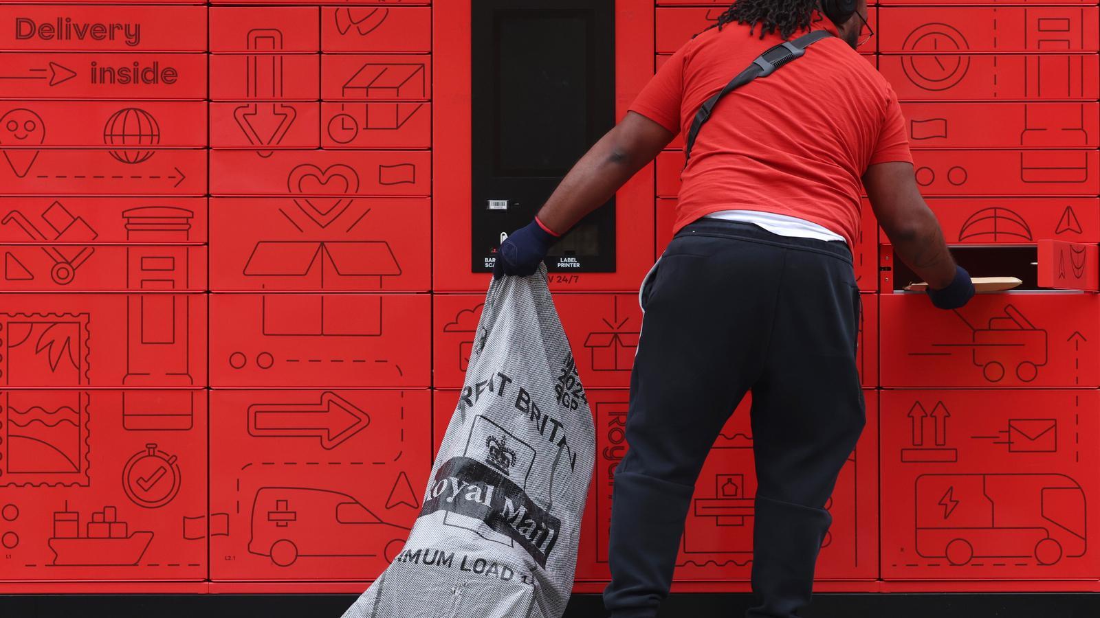 A Royal Mail employee works outside a depot in London, October 15, 2025. EFE/EPA/ANDY RAIN