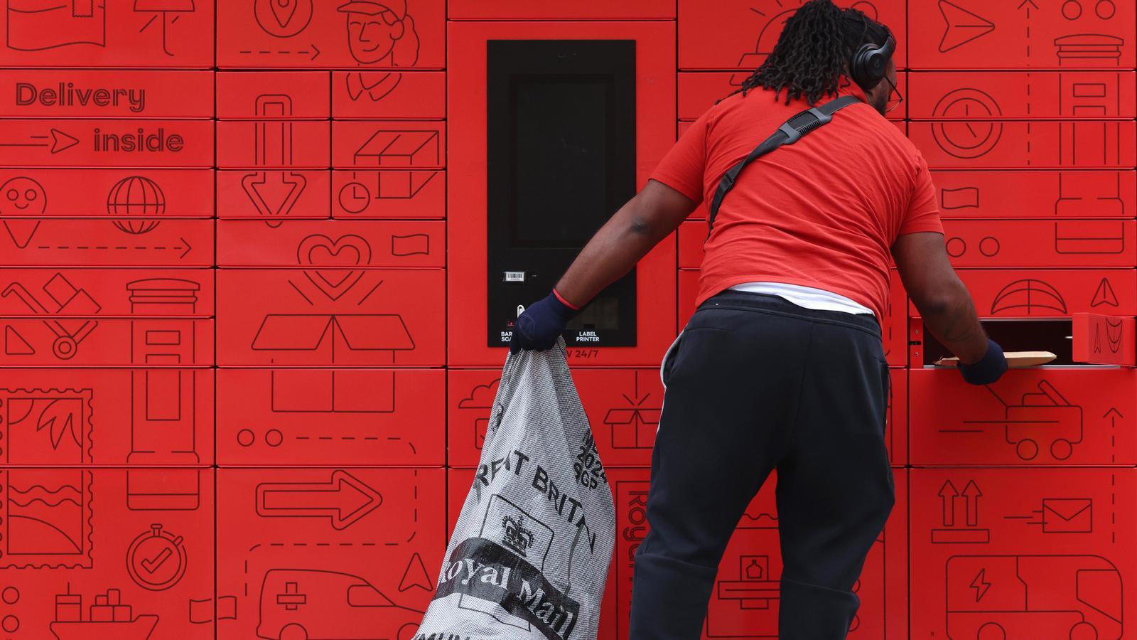 A Royal Mail employee works outside a depot in London, October 15, 2025. EFE/EPA/ANDY RAIN