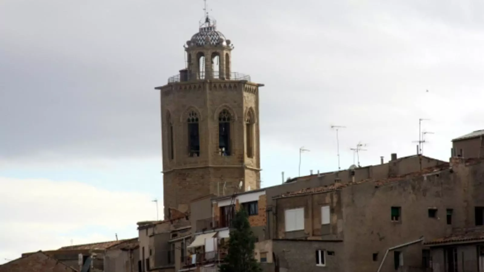 El campanar de Santa Maria de Cervera, durant el repic de campanes