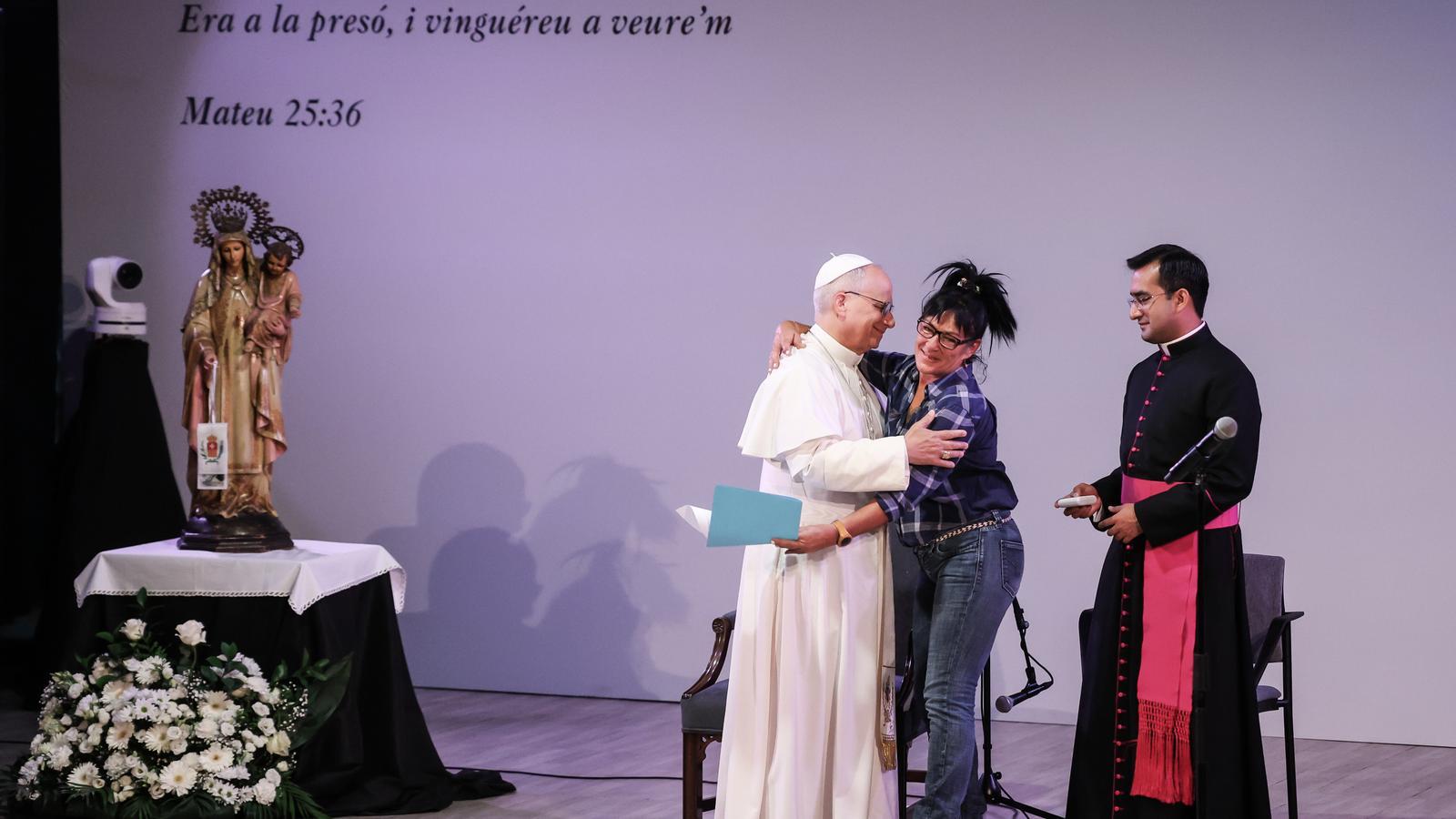 Leo XIV embracing the recluse Montserrat Benavente during the brief visit he has made to Brians 1.