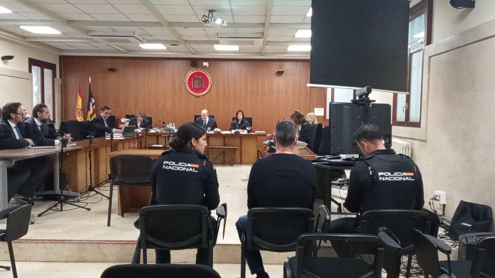 Salvador Llinás während der mündlichen Verhandlung