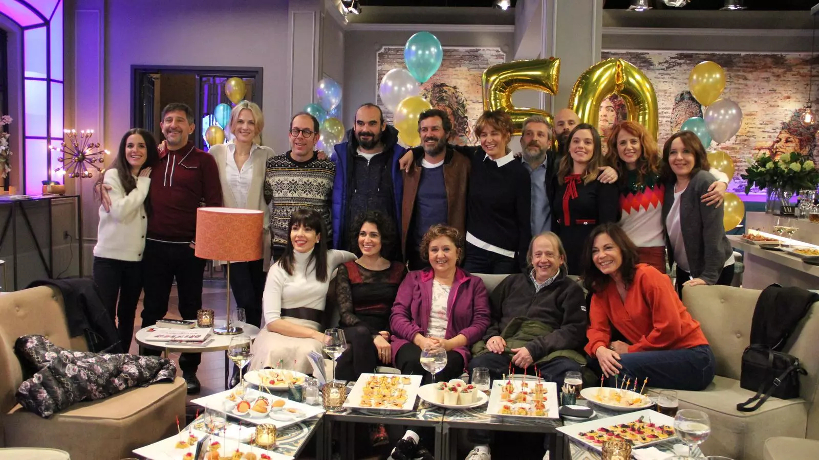 Els protagonistes de 'Com si fos ahir', a la festa del 50è aniversari del Miquel que se celebrarà durant el capítol 500