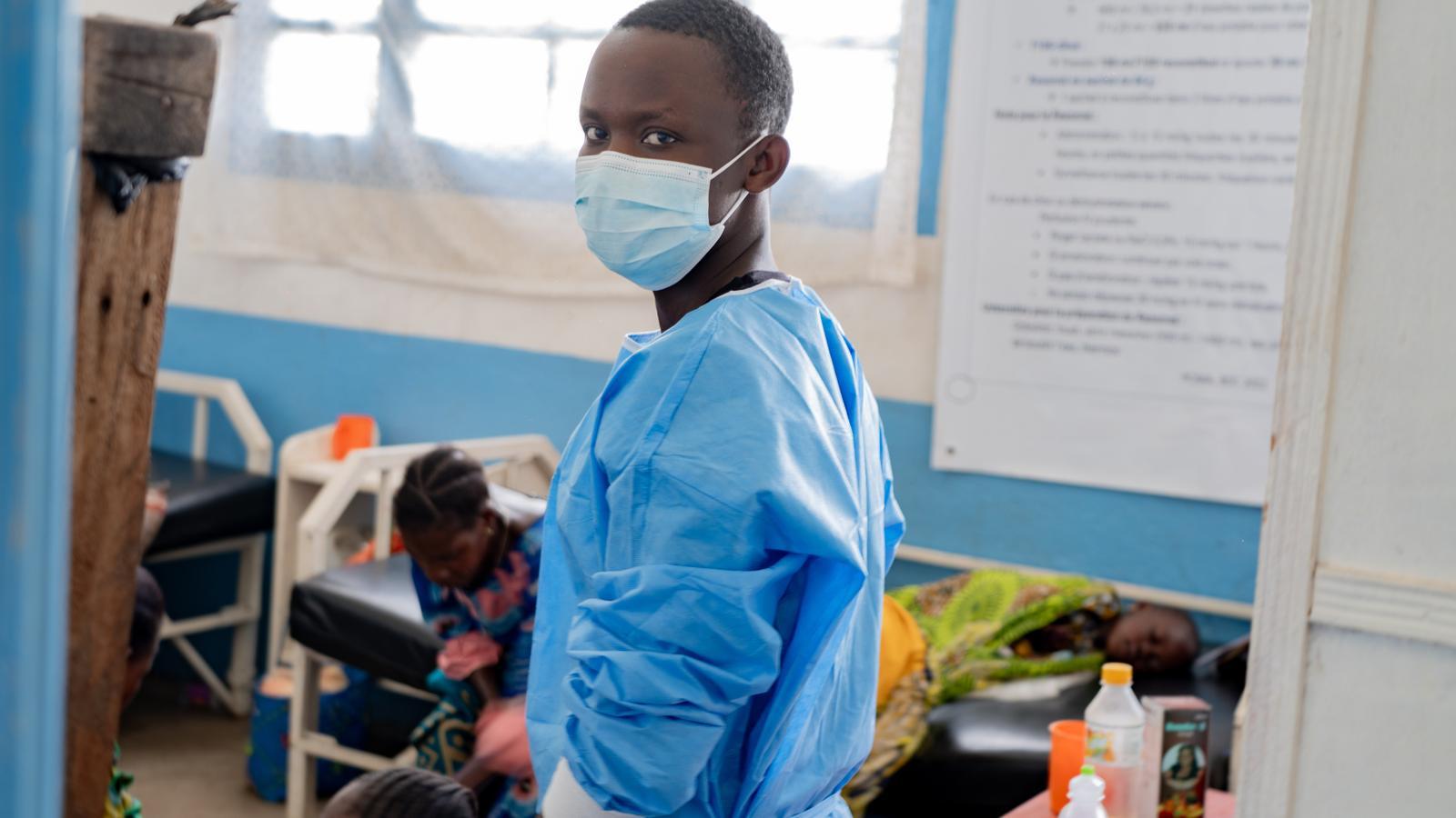 Un trabajador sanitario con mascarilla en el hospital general de Rwampara, en el este de la República Democrática del Congo, el 16 de mayo de 2026, una vez conocido el brote de ébola de la cepa Bundibugyo, para la cual actualmente no hay ninguna vacuna disponible