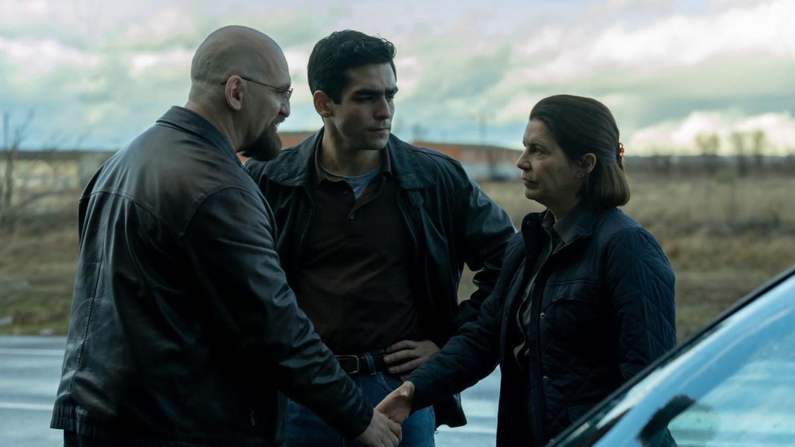 Raúl Arévalo, Omar Ayuso y Laia Marull en 'El castillo'.