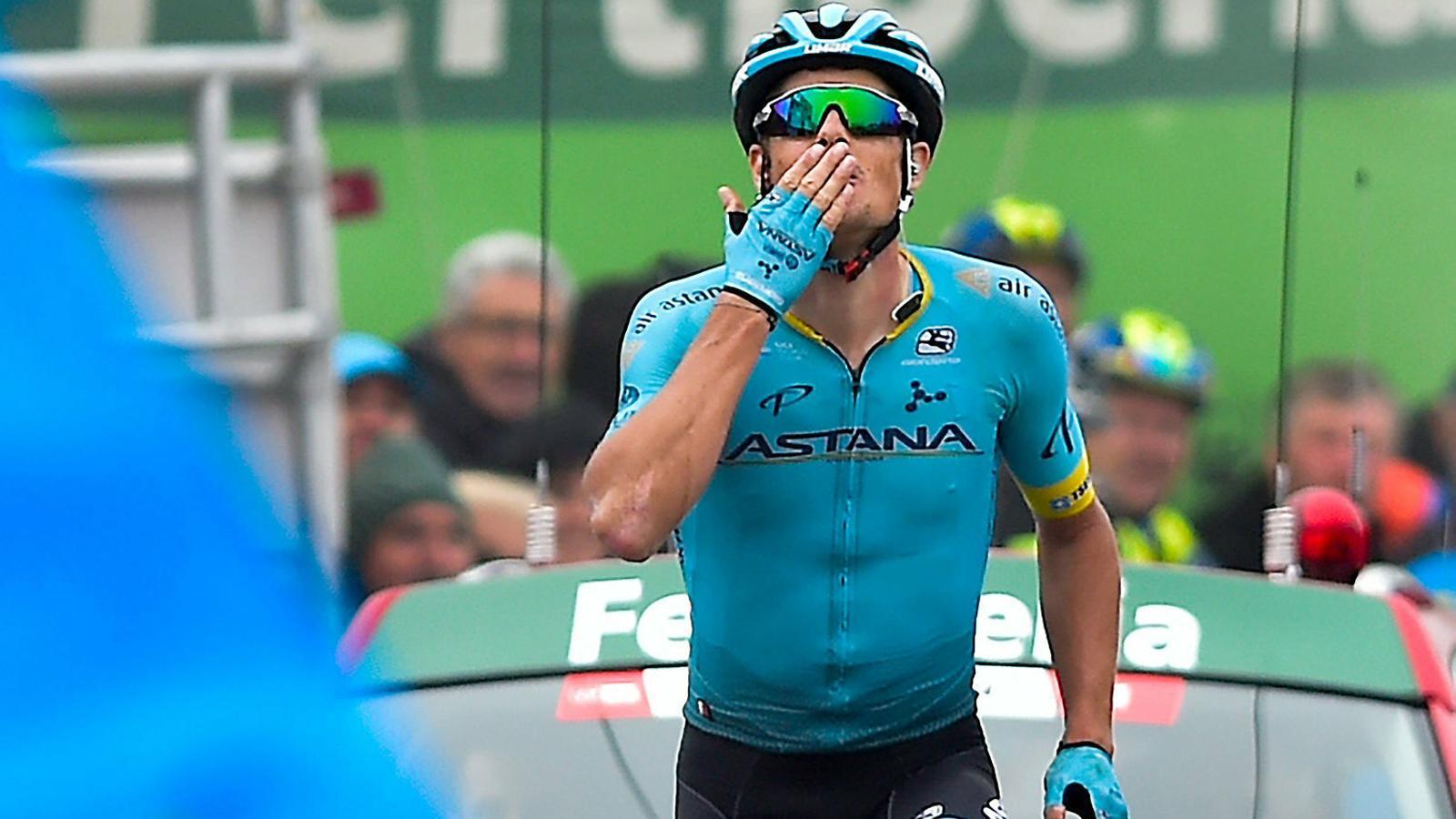 Jakob Fuglsang guanya i Roglic manté el mallot de líder