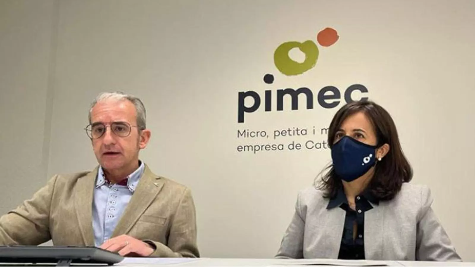 El secretari general de Pimec, Josep Ginesta, i la directora de l'àrea de Treball, Sílvia Miró.