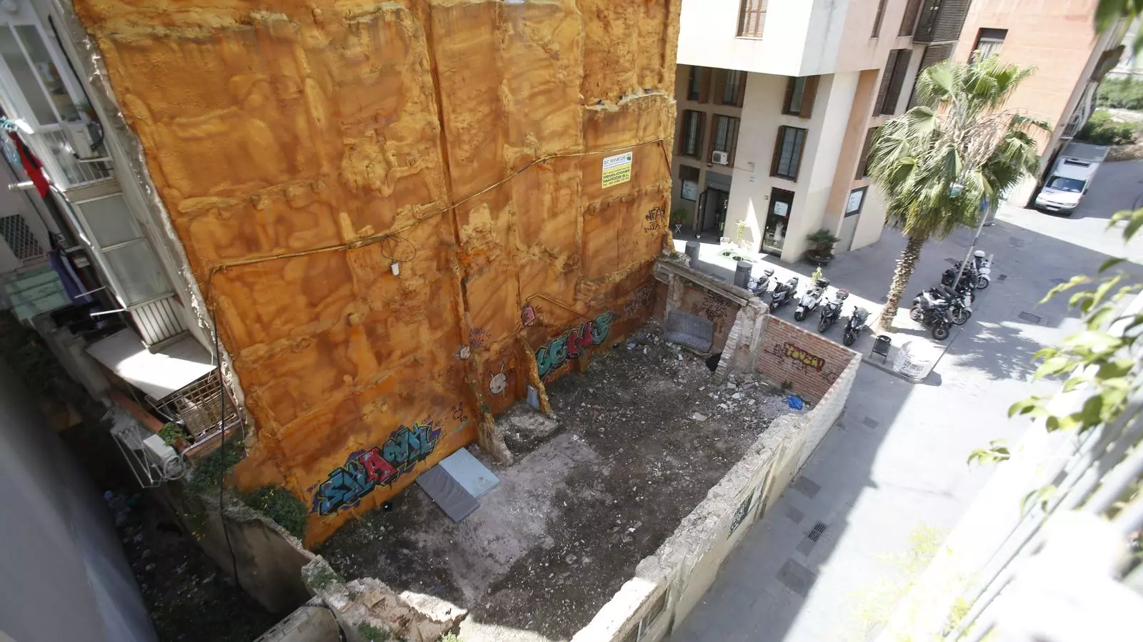 Els nens de la cola tornen als carrers de Barcelona. Imatge del solar on han passat alguna nit