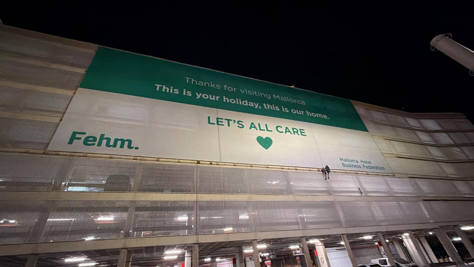 La pancarta de la FEHM a l'aeroport de Palma.