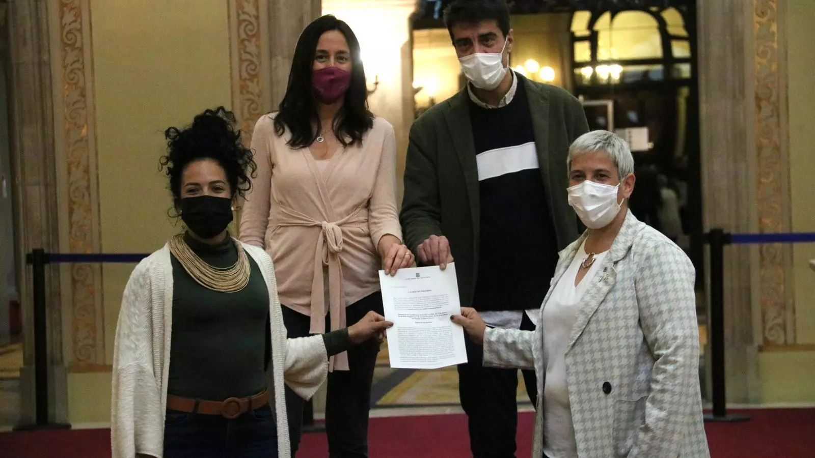 Els diputats Esther Niubó (PSC), Jéssica González (ECP), Mònica Palacín (ERC) i Francesc Ten (Junts) a l'escala del Parlament abans de registrar la modificació de la legislació per blindar el català a l'escola. Data de publicació: dijous 24 de març del 2022