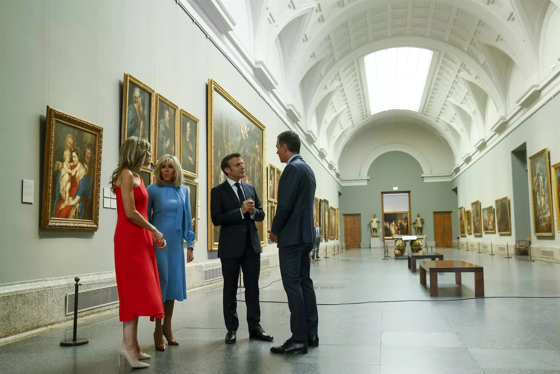 Pedro Sánchez i la seva esposa, Begoña Gómez, departeixen en una sala del Prado amb Emmanuel i Brigitte Macron.