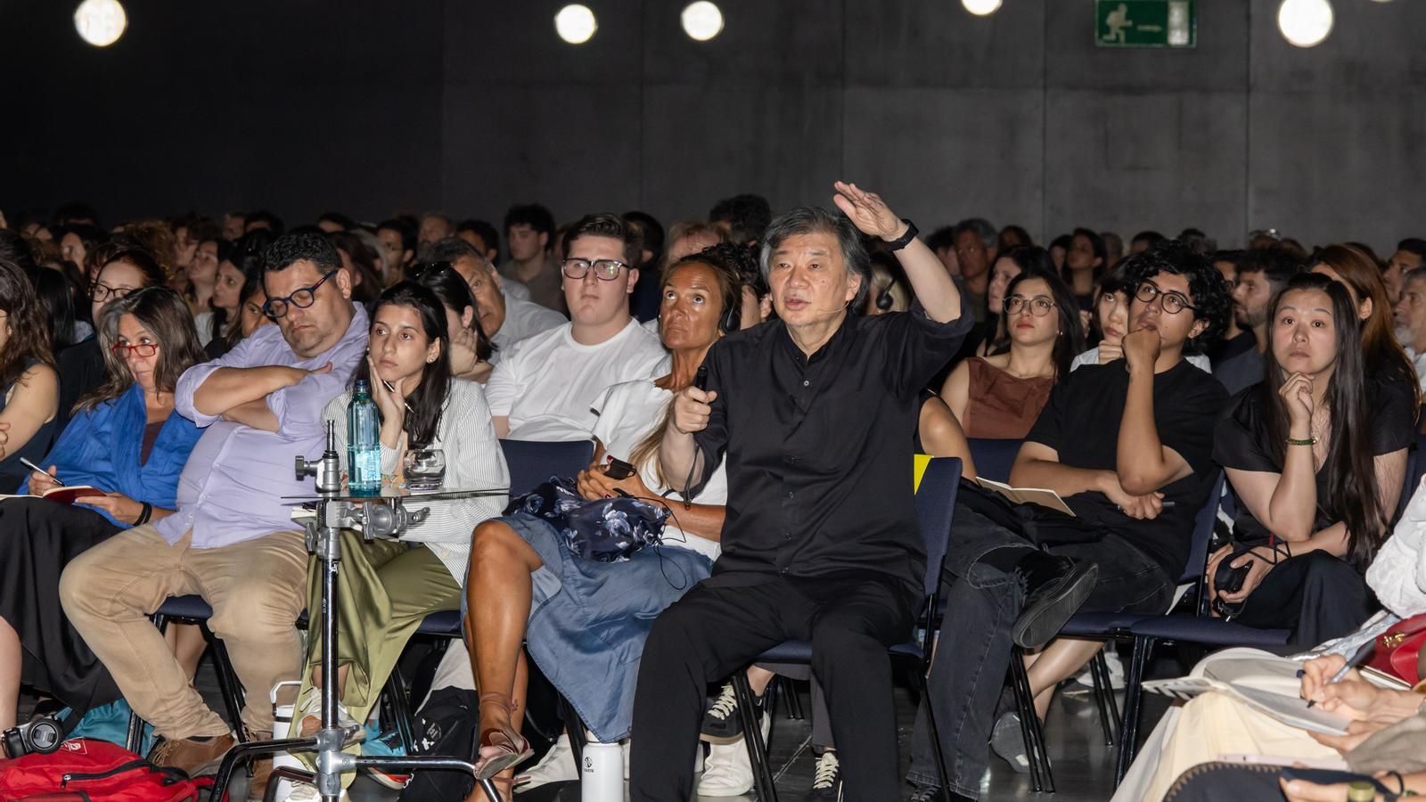 The architect Shigeru Ban during his intervention in the UIA architects congress