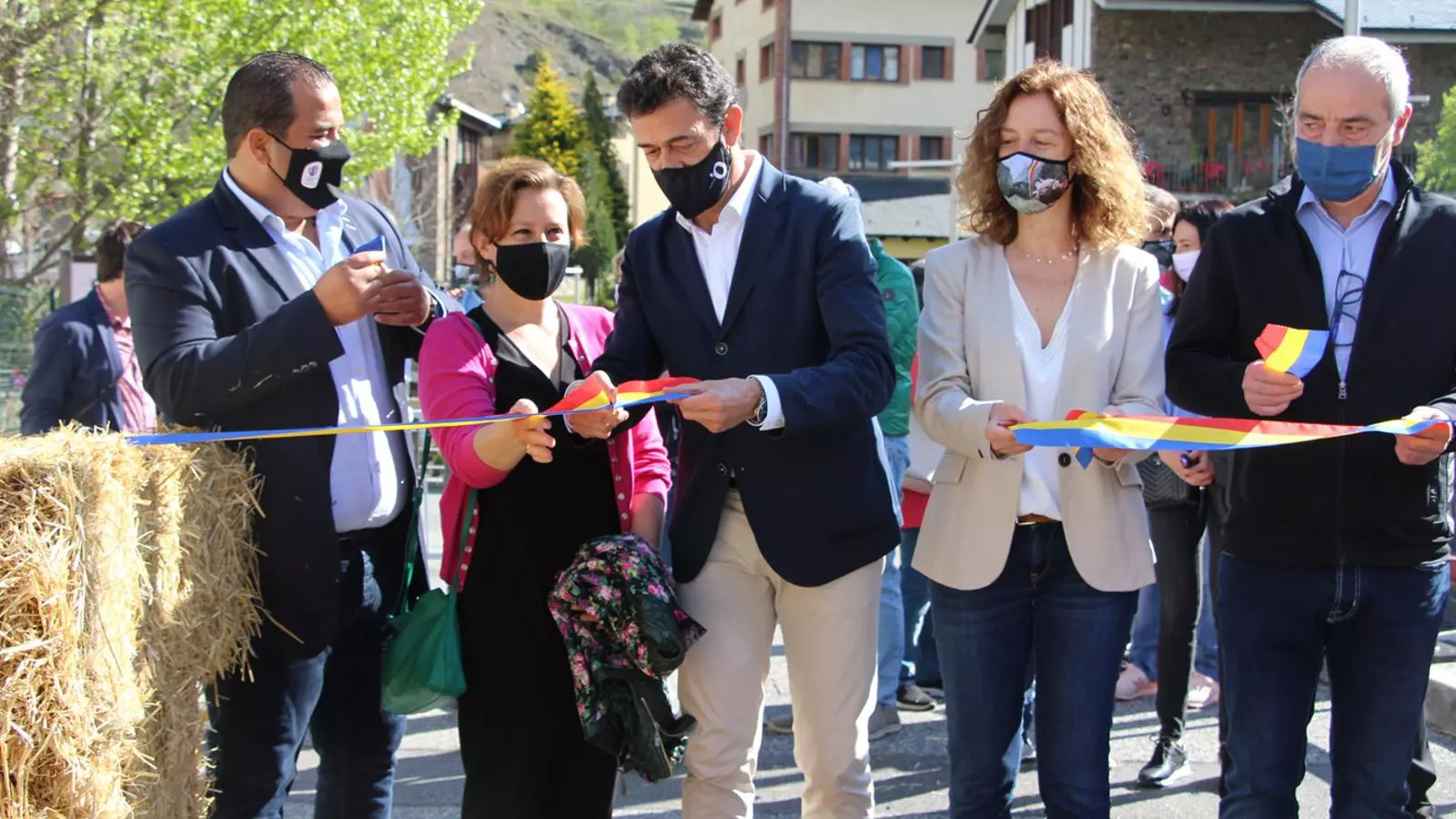 El cònsol major d'Ordino, Josep Àngel Mortés, inaugura la fira del bestiar acompanyat de la ministra de Medi Ambient, Agricultura i Sostenibilitat, Sílvia Calvó.