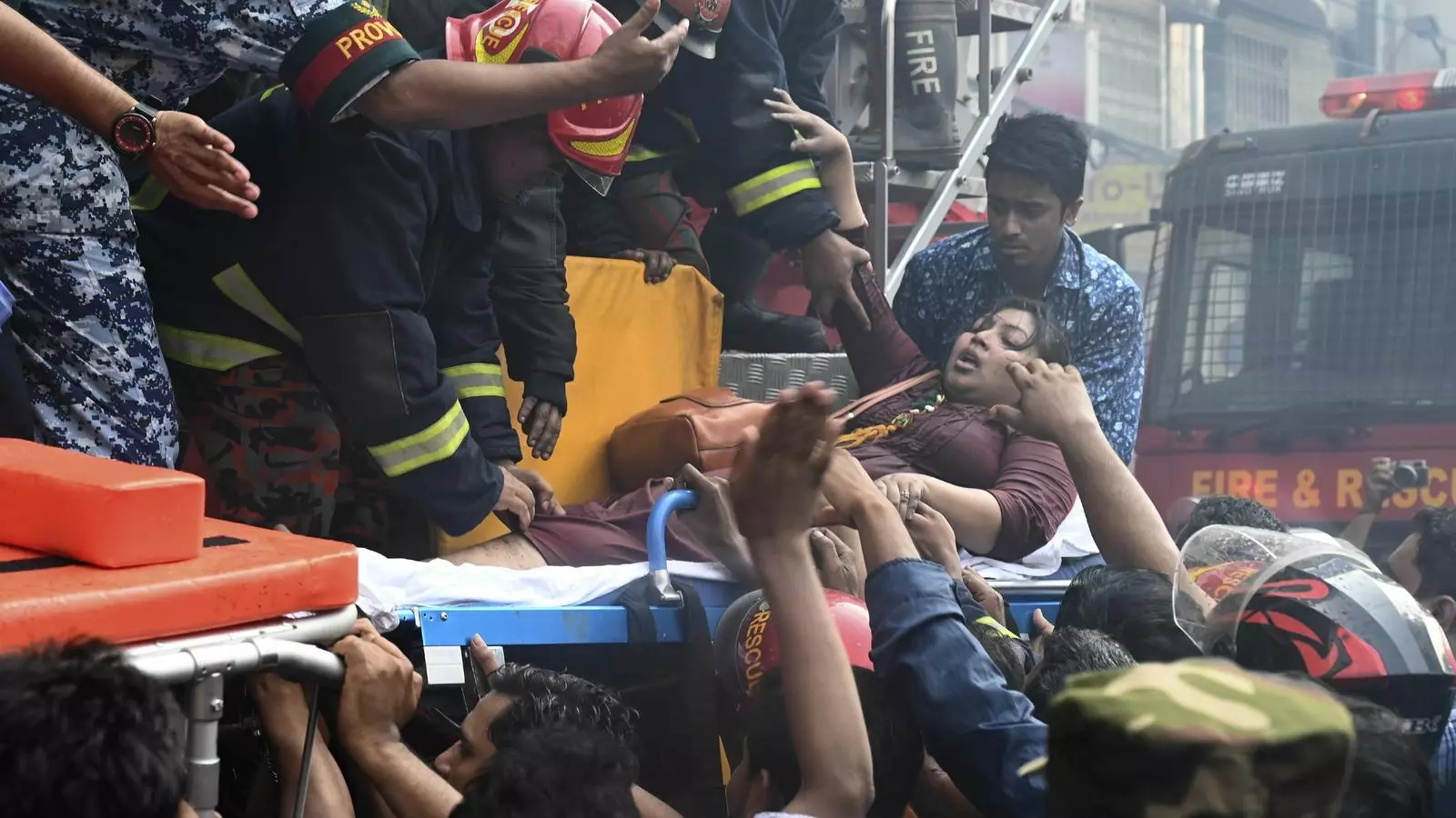Bombers rescaten una dona d'un edifici de 22 plantes de Dhaka, Bangladesh.