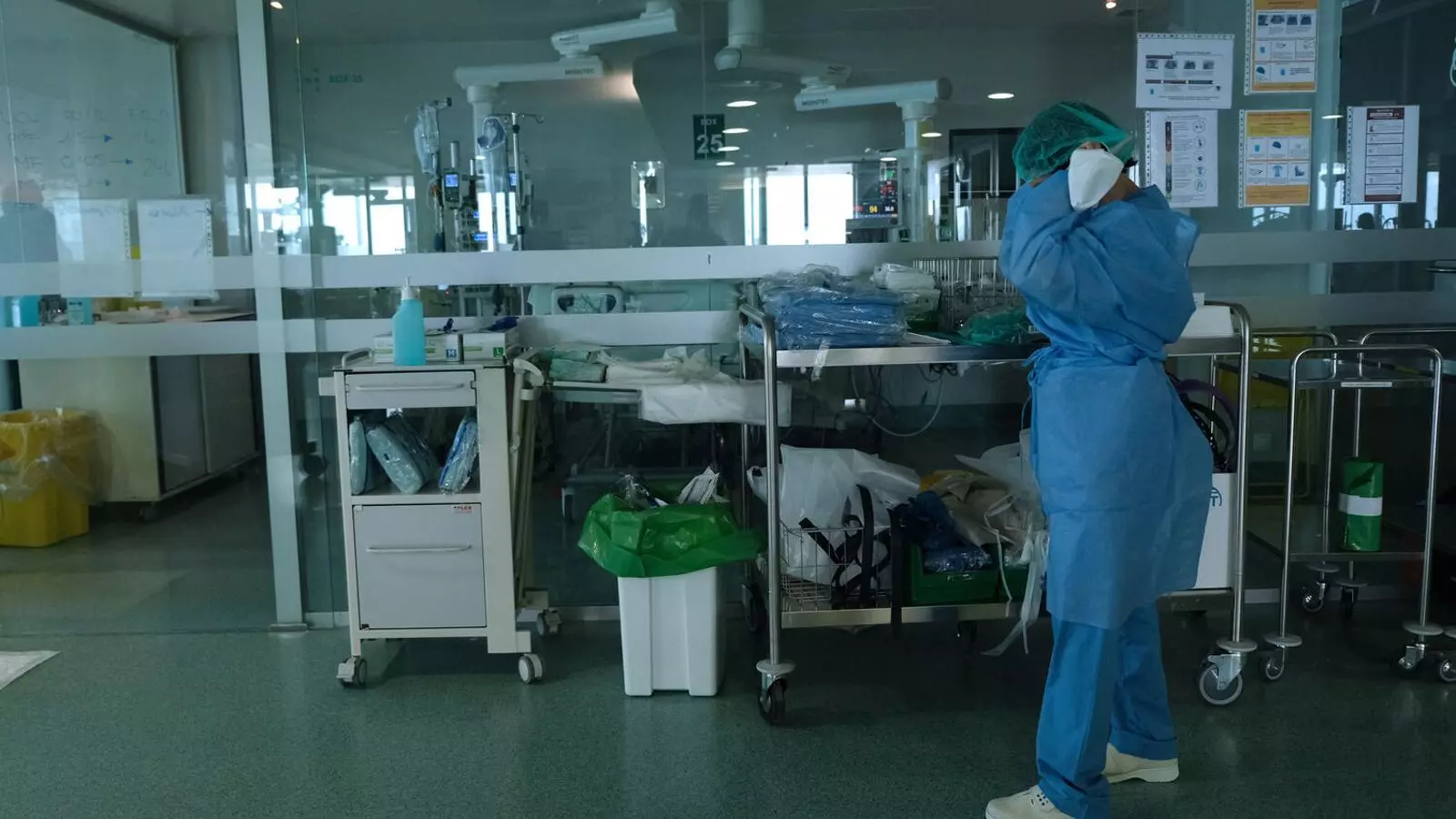 Un professional sanitari es prepara a l'hospital de Son Espases