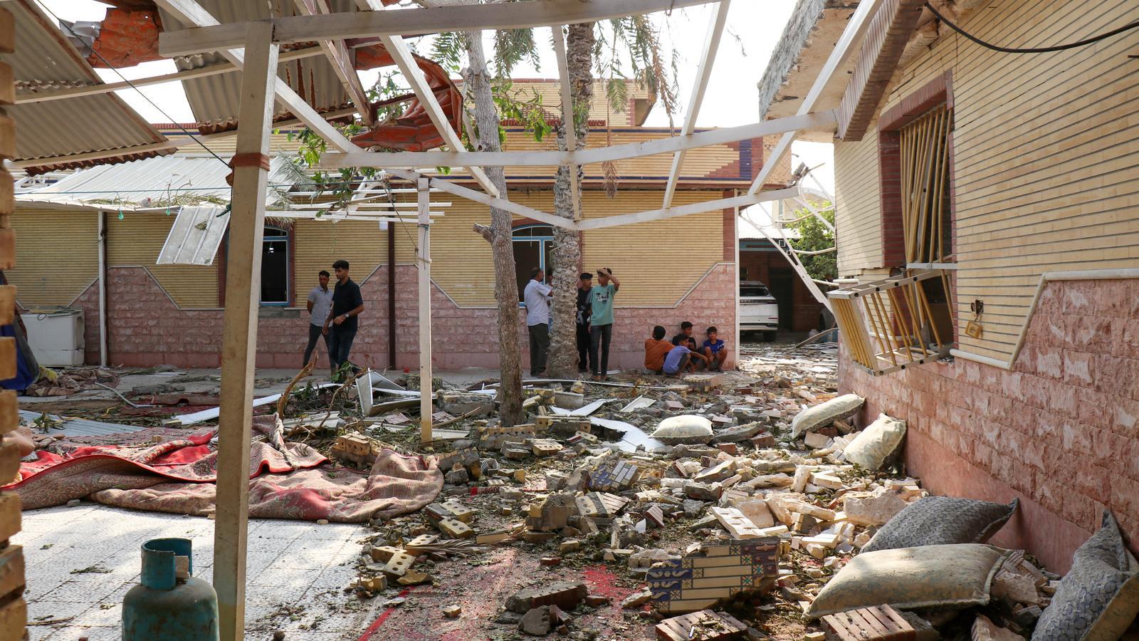 Un edificio en ruinas después del ataque de los Estados Unidos contra Irán cerca de una boda en Sirik, en la región iraní de Kuhistik.