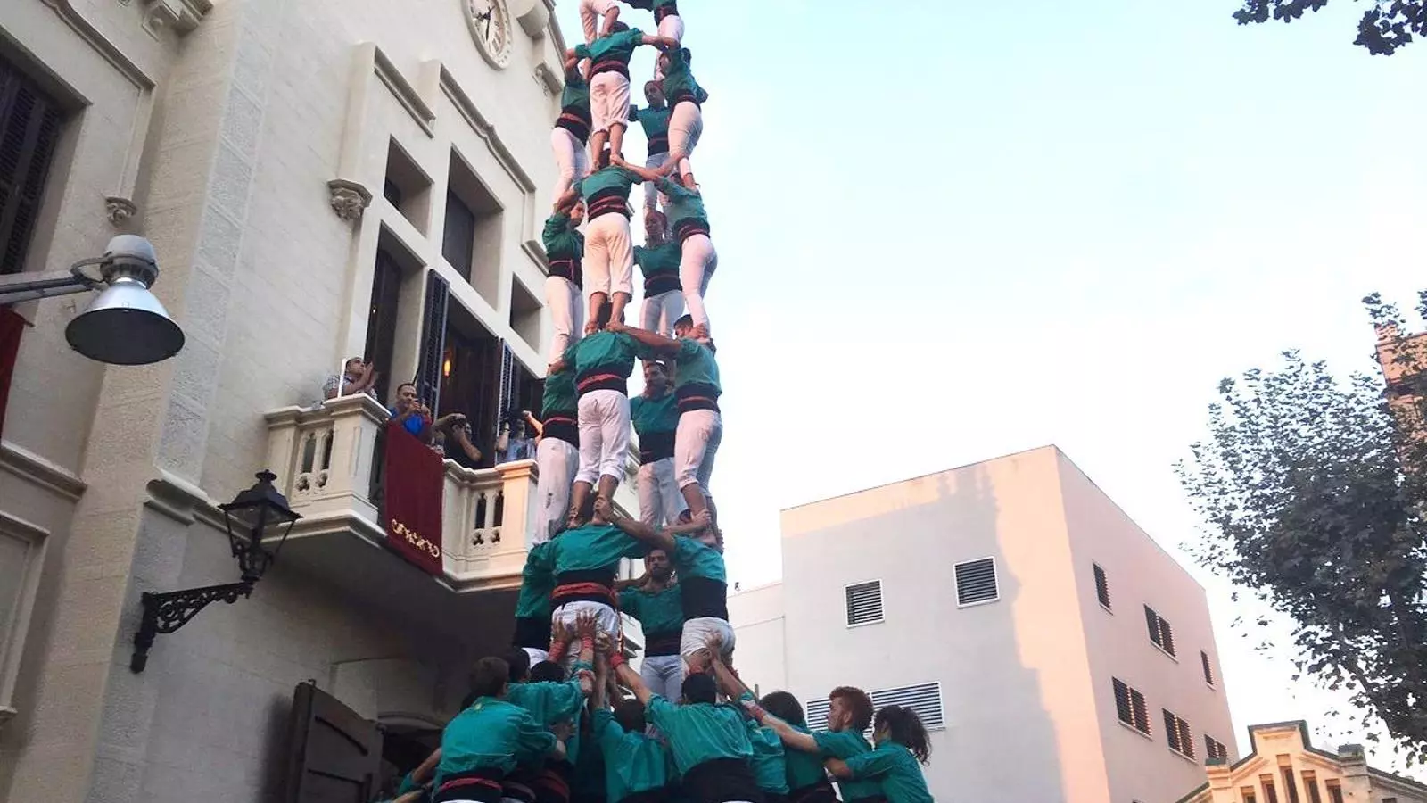 Els Castellers de Vilafranca s'apunten els dos castells bàsics de nou a la festa major del Prat de Llobregat