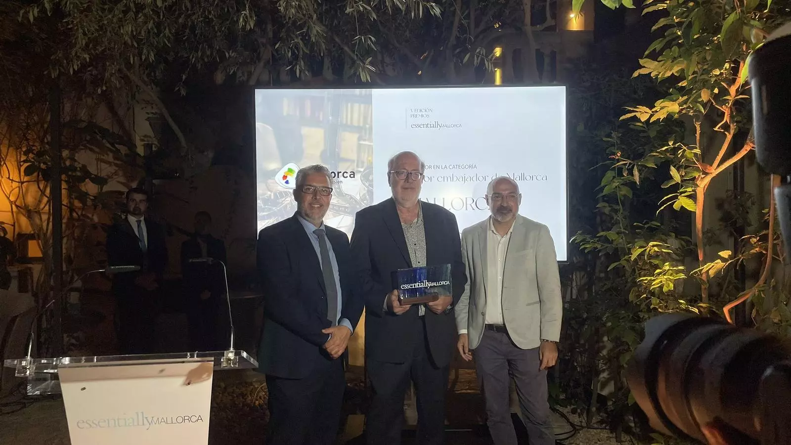El director de la Mallorca Film Commission, Pedro Barbadillo, acompanyat del conseller insular de Transició, Turisme i Esports, Andreu Serra, arrepleguen el Premi Essentially.
