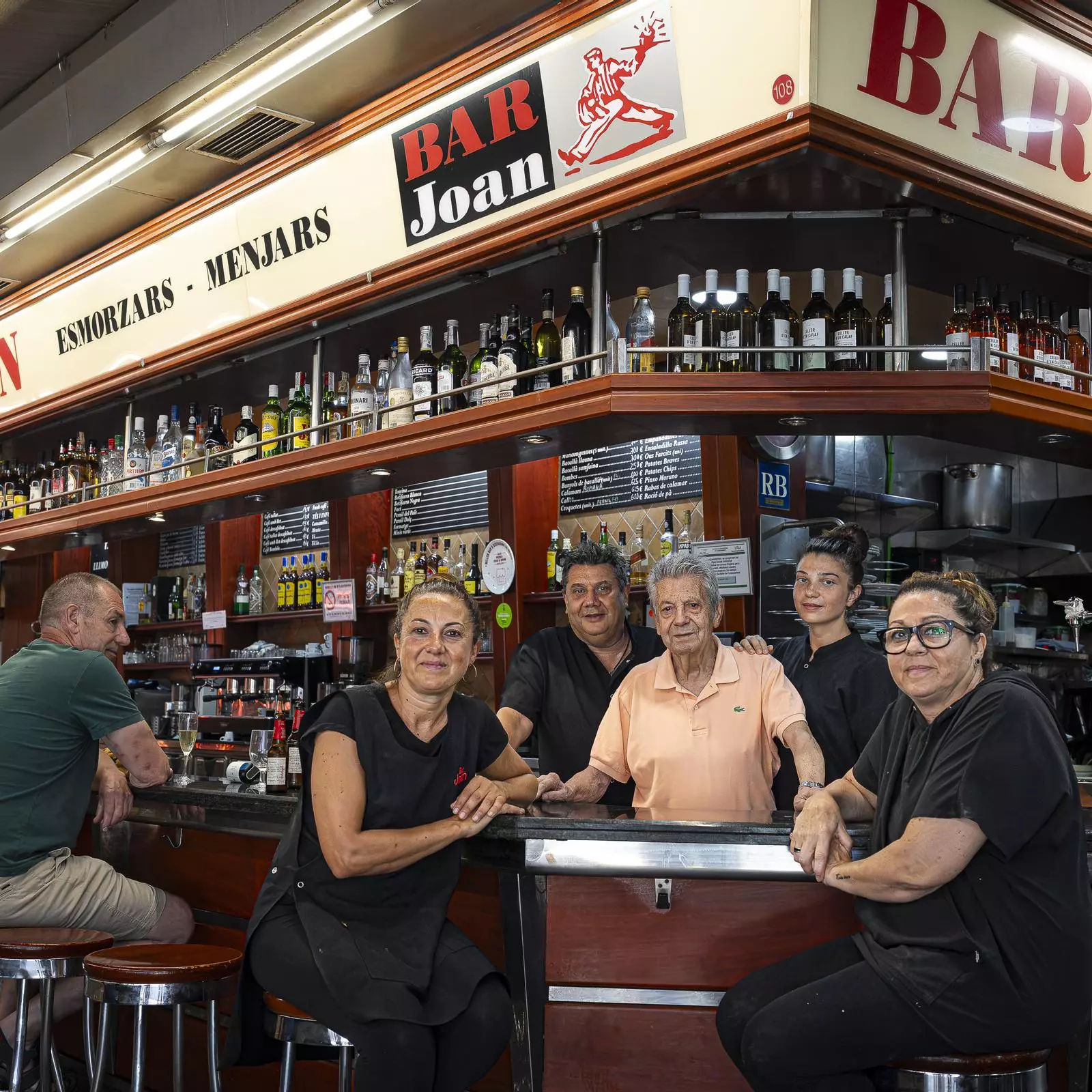 De izquierda a derecha: Laura, Joan Carles, Joan, Lucía y Cristina, del Bar Joan del Mercado de Santa Caterina.