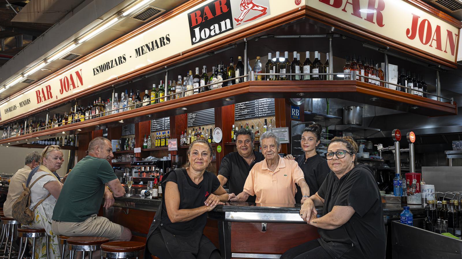 From left to right: Laura, Joan Carles, Joan, Lucía and Cristina, from Bar Joan at the Santa Caterina Market.