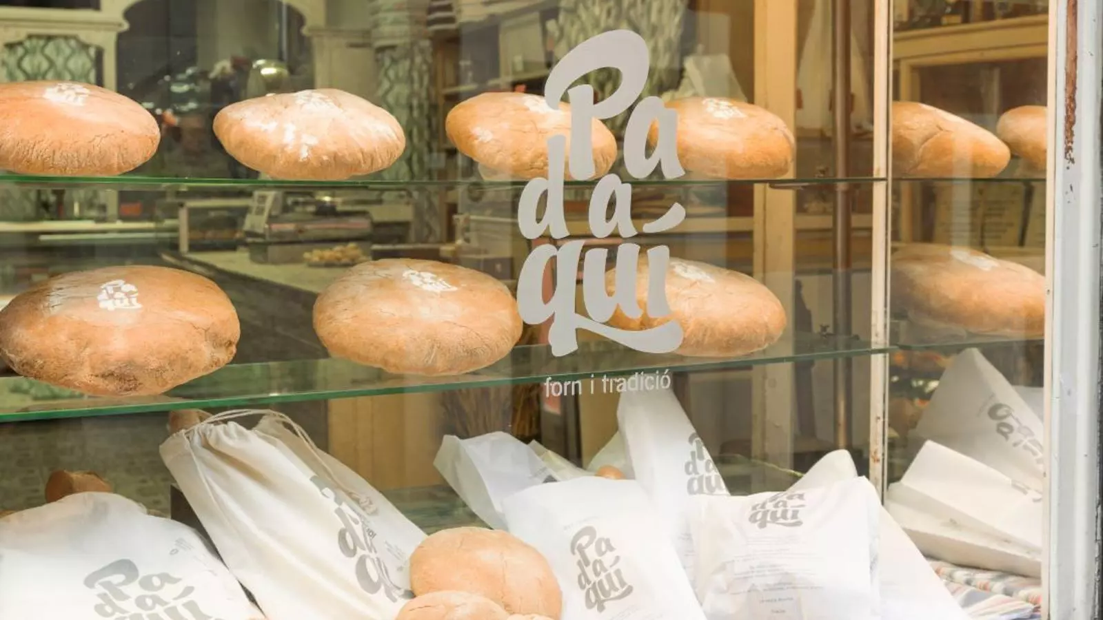 Aparador d'un dels forns amb el distintiu "Pa d’Aquí, forn i tradició"