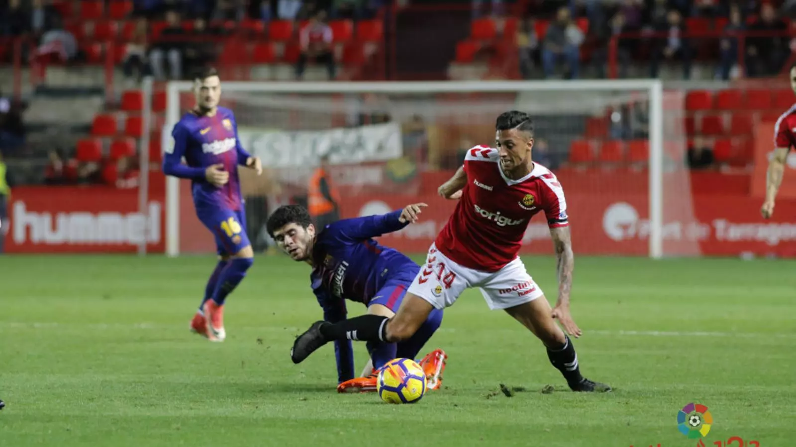 Maikel Mesa (Nàstic) i Aleña (Barça B)