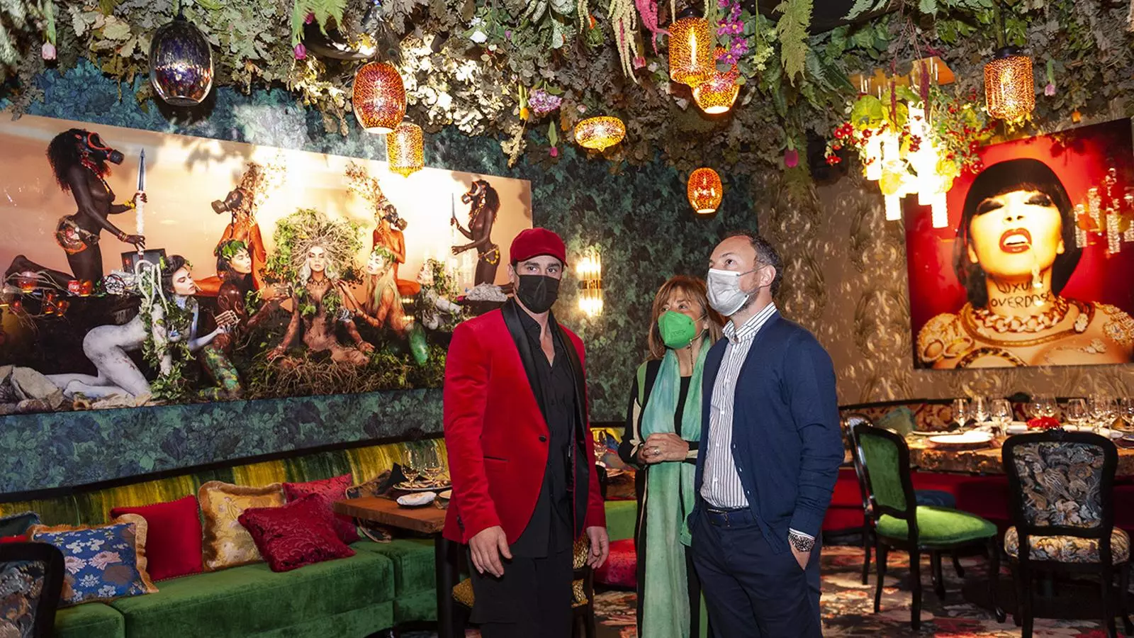 L'artista Philippe Shangti; la cònsol major d'Andorra la Vella, Conxita Marsol i el cap de Govern, Xavier Espot, a l'interior del restaurant.