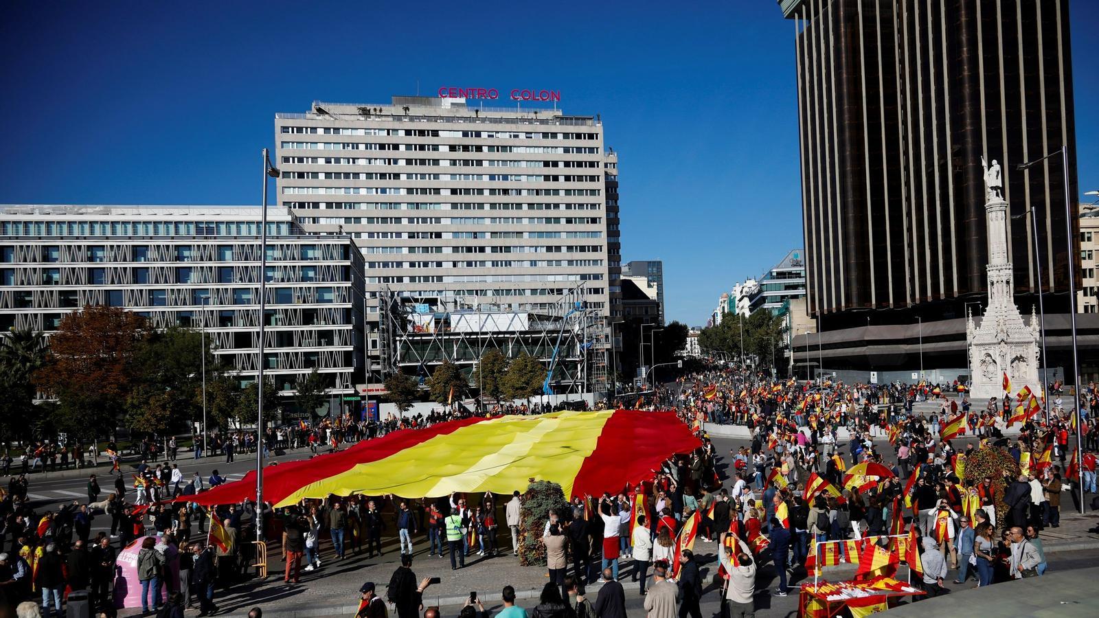 Bandera gegant desplegada aquest dissabte a Colón en una concentració de Vox per l'unitat d'Espanya