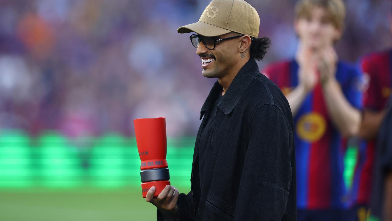 Raphinha, collecting the award for the best player of the month of September in the League