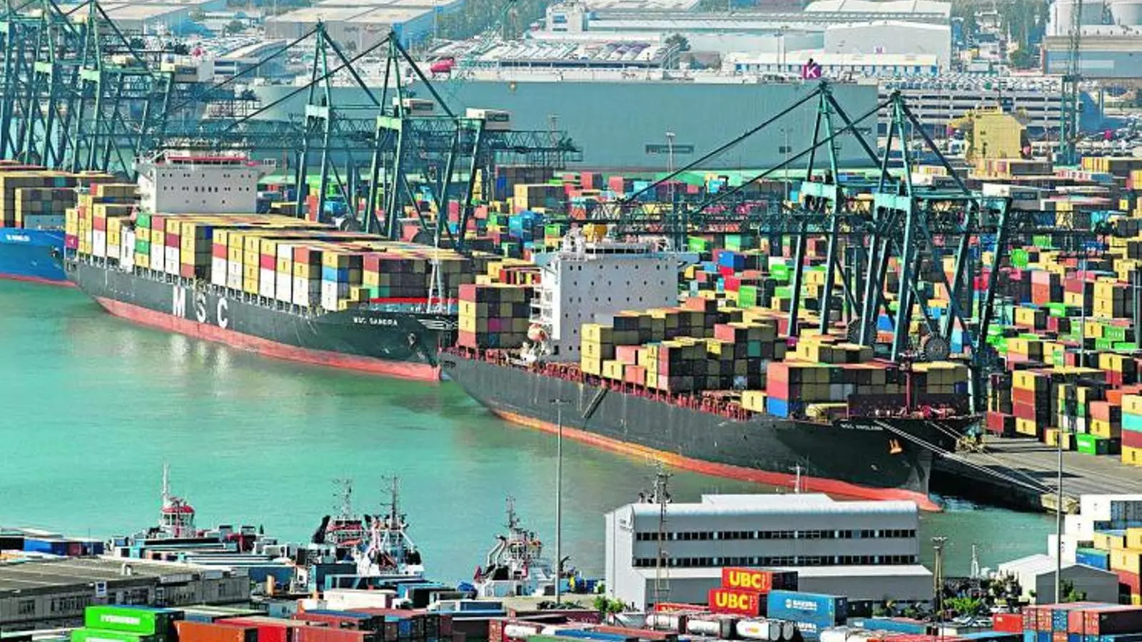 CADA COP MÉS FEINA
Les exportacions han estat la base de creixement del port de Barcelona. Ara sembla que també les importacions repunten una mica.