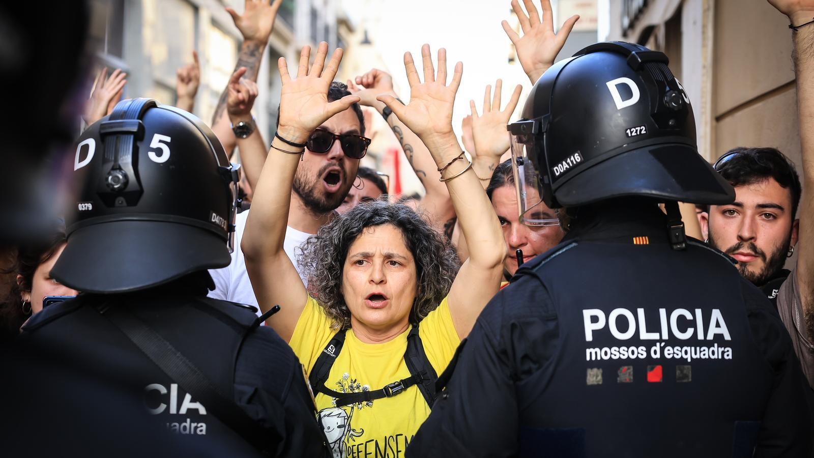 Mossos d'Esquadra agents in a teachers' protest at the entrance of the National Communication Awards