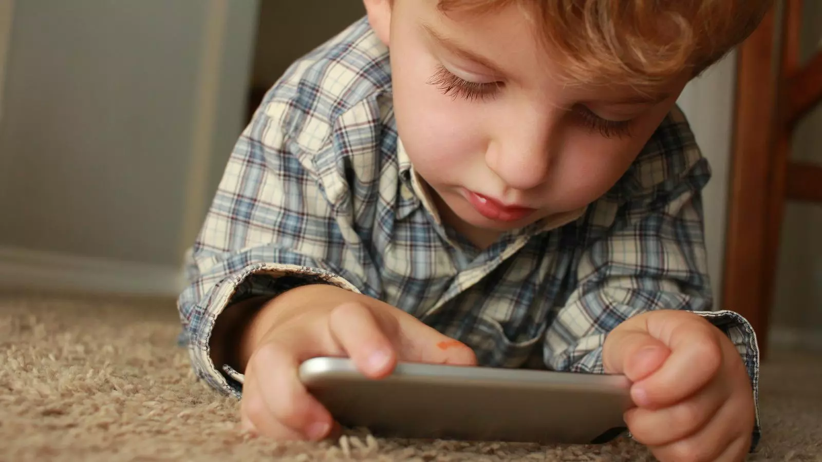 Un nen jugant amb un 'smartphone'