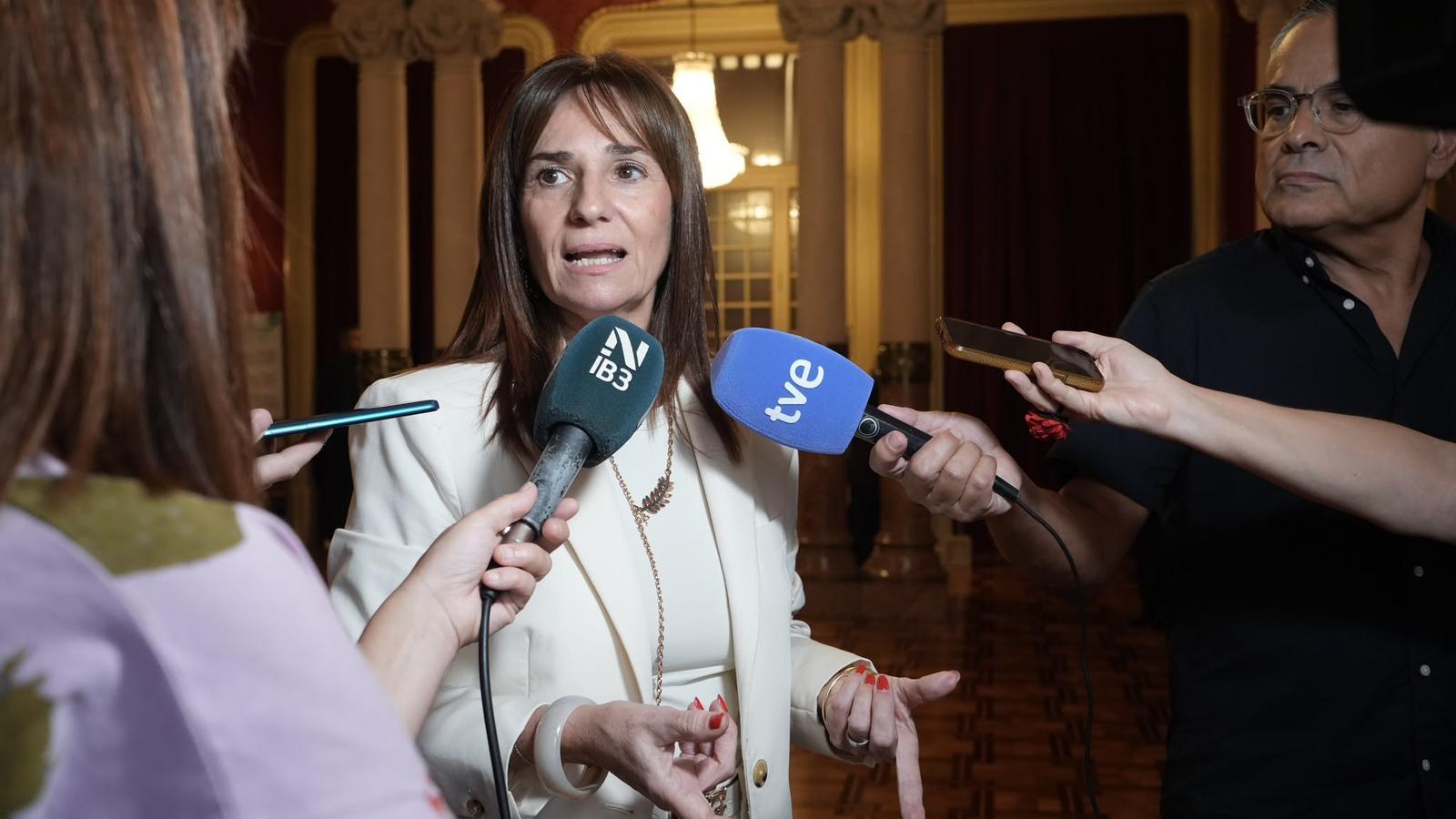 Manuela Cañadas während ihrer Erklärungen gegenüber den Medien.