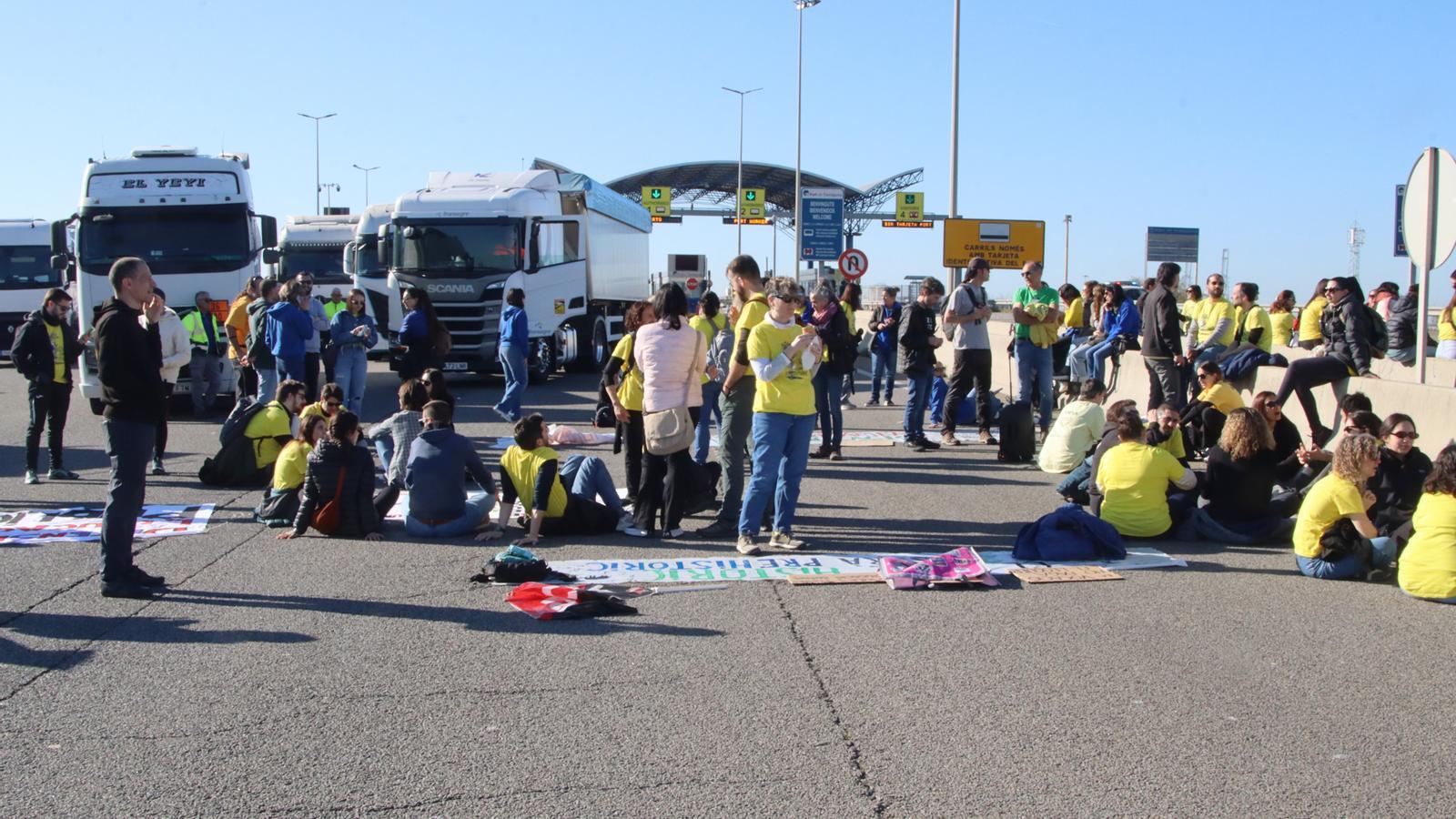 Education professionals block roads on the second day of their strike.