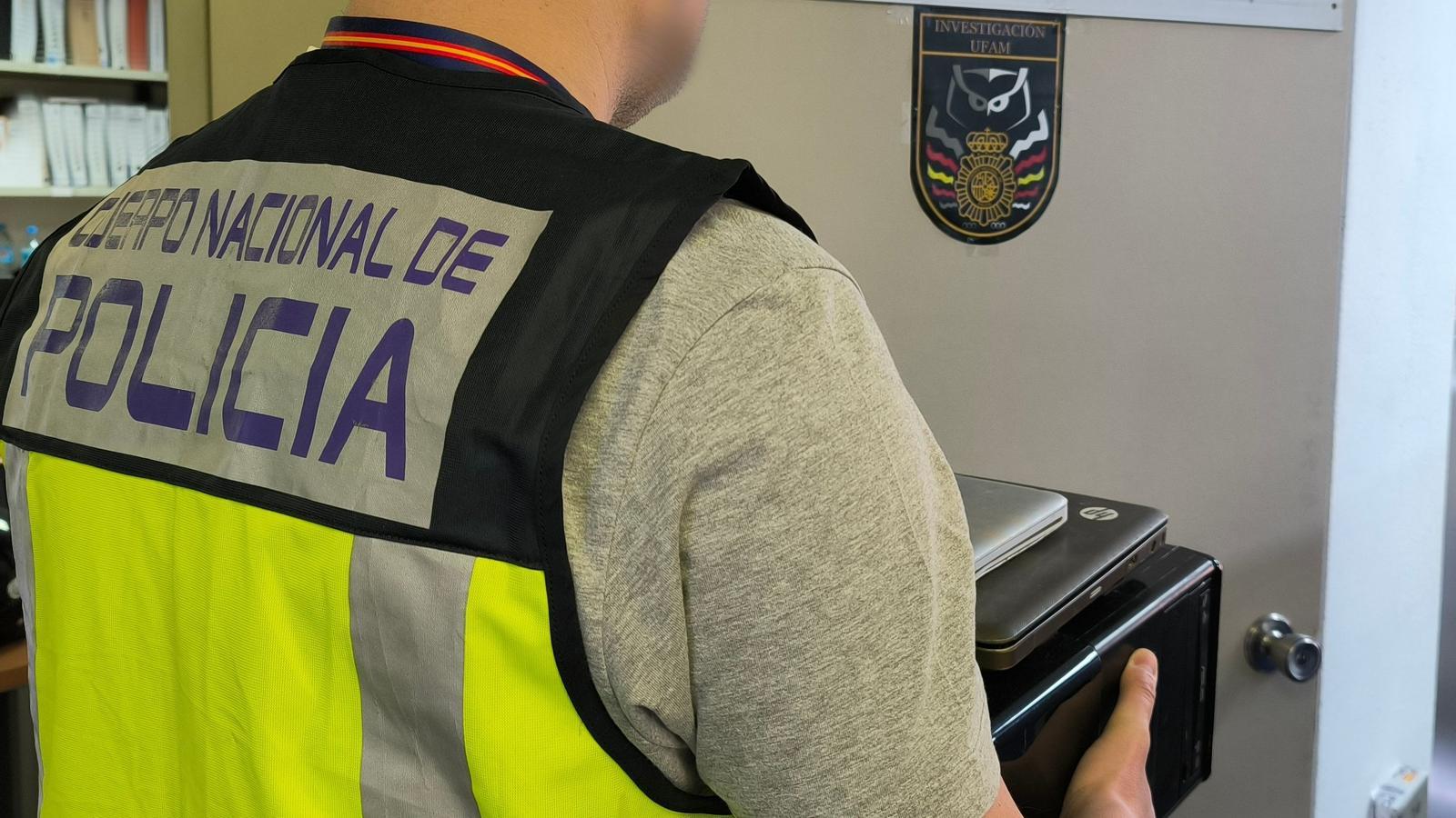 Un agente de la Policía Nacional