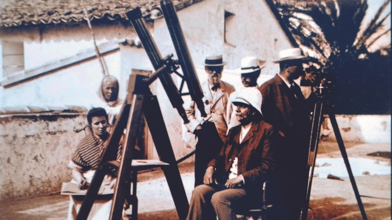 Two Mallorcan women with the Swiss expedition of the 1905 eclipse. 'The total solar eclipse in Majorca of 1905'.